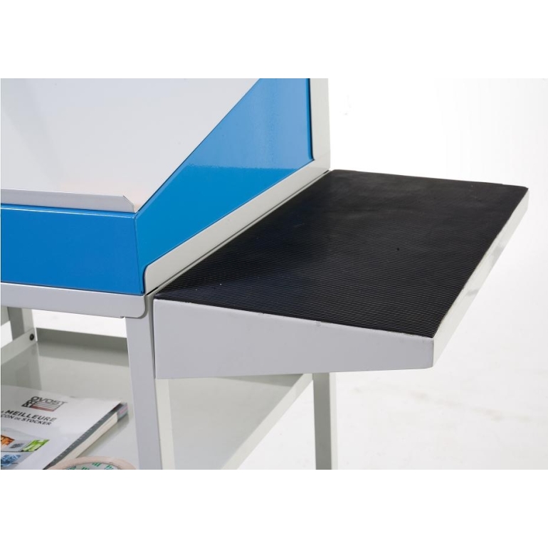 Tablette latérale avec recouvrement caoutchouc montée sur un pupitre d'atelier Tablette latérale avec recouvrement caoutchouc montée sur un pupitre d'atelier