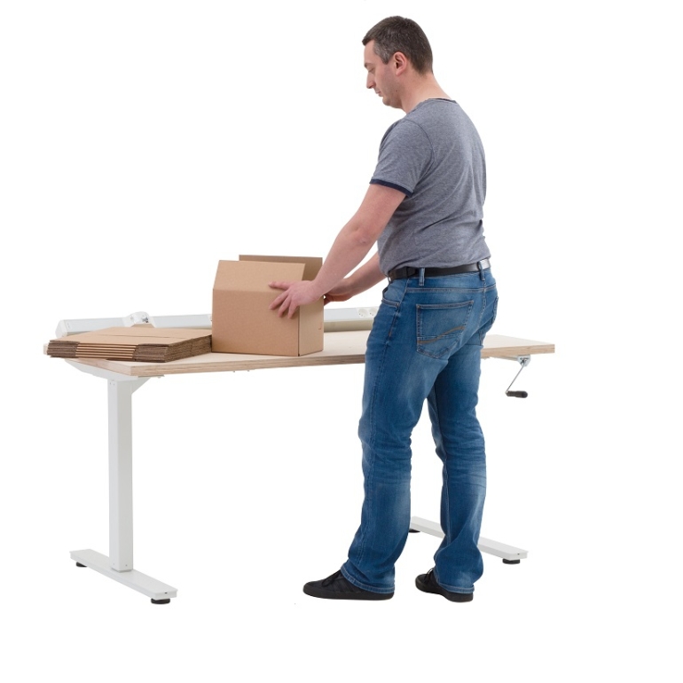 Opérateur préparant des cartons sur un poste de travail réglable en hauteur manuel en position basse