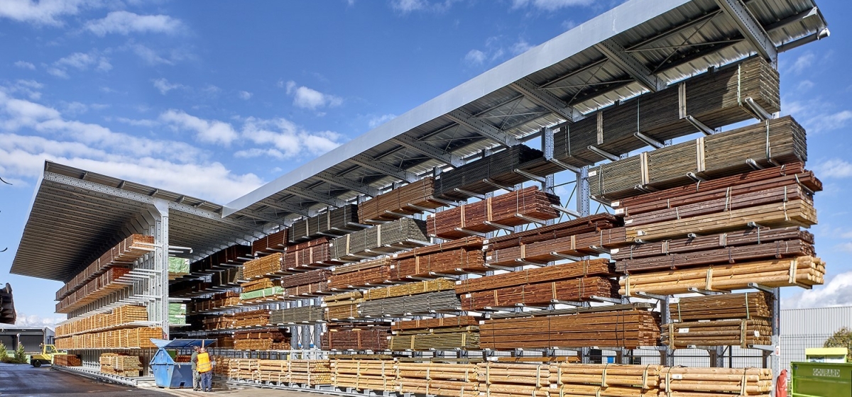 Stockage de bois en extérieur sous un rack cantilever avec auvent
									                        