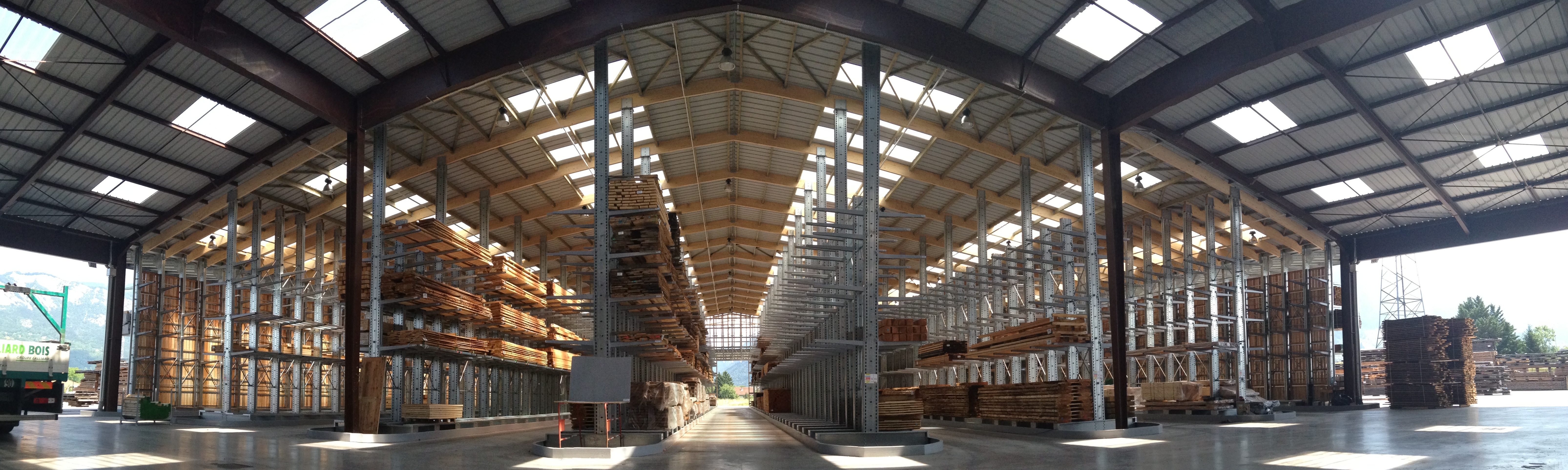 Vue panoramique d’un entrepôt de stockage construit à l’aide de racks cantilever
											