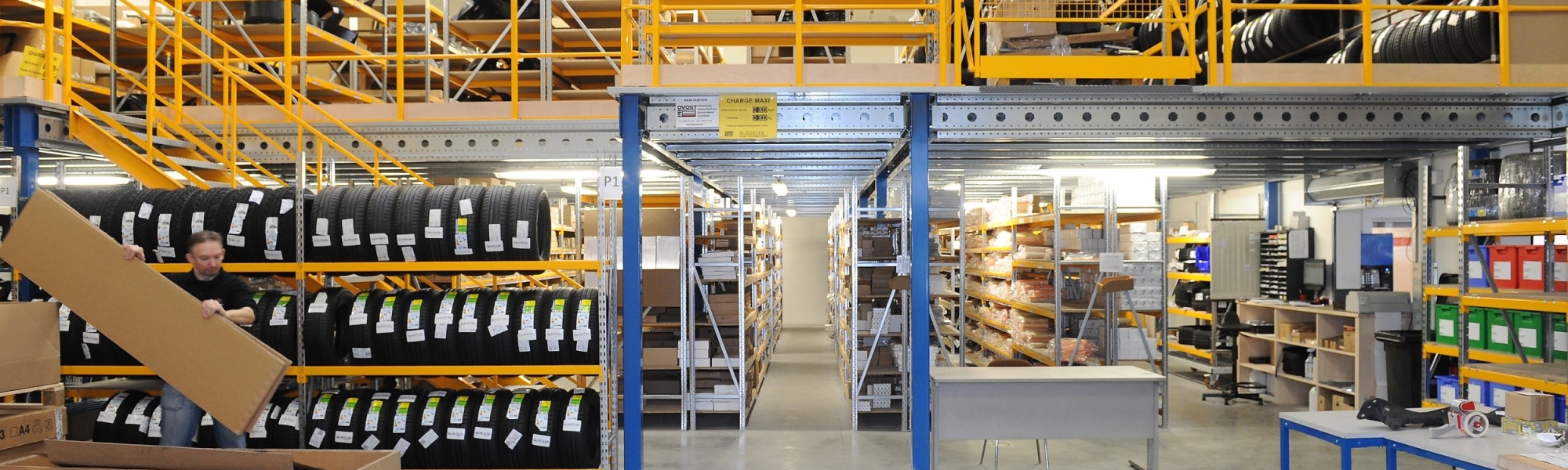 Solution de plateforme-mezzanine installée dans un atelier automobile