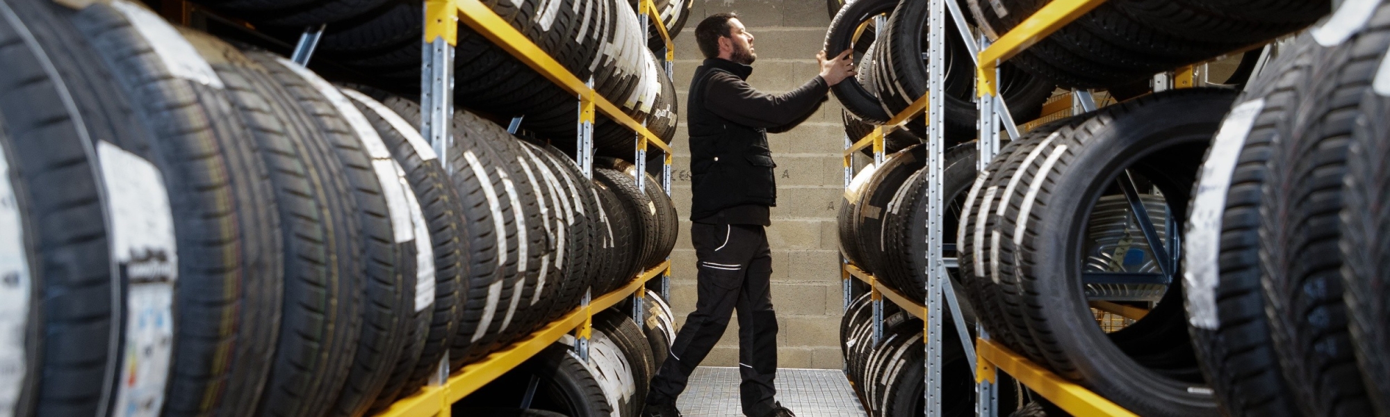 Plateforme de stockage de pneus en hauteur sur un rayonnage à 2 niveaux
											