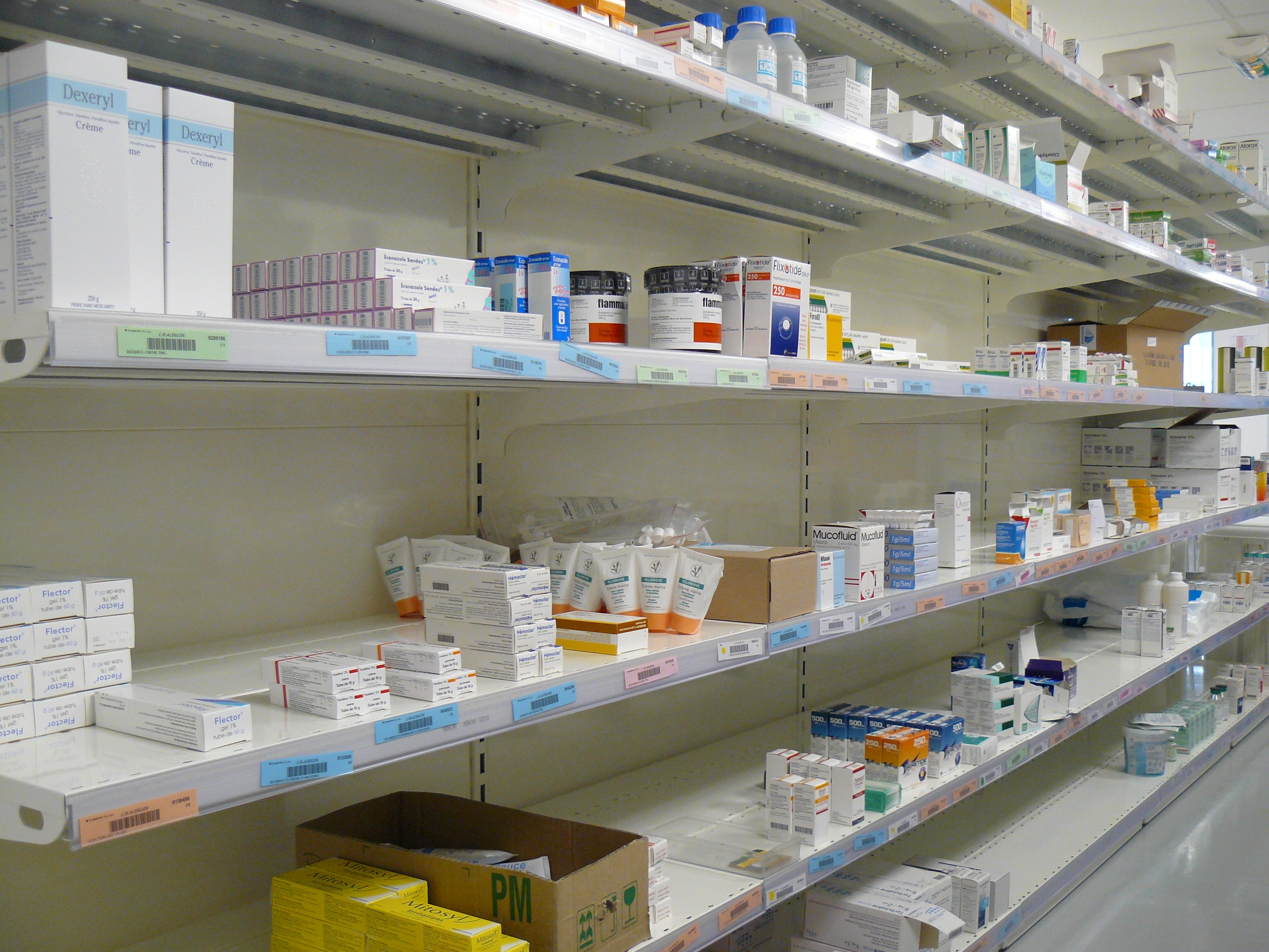 Rayonnage magasin dans une pharmacie 