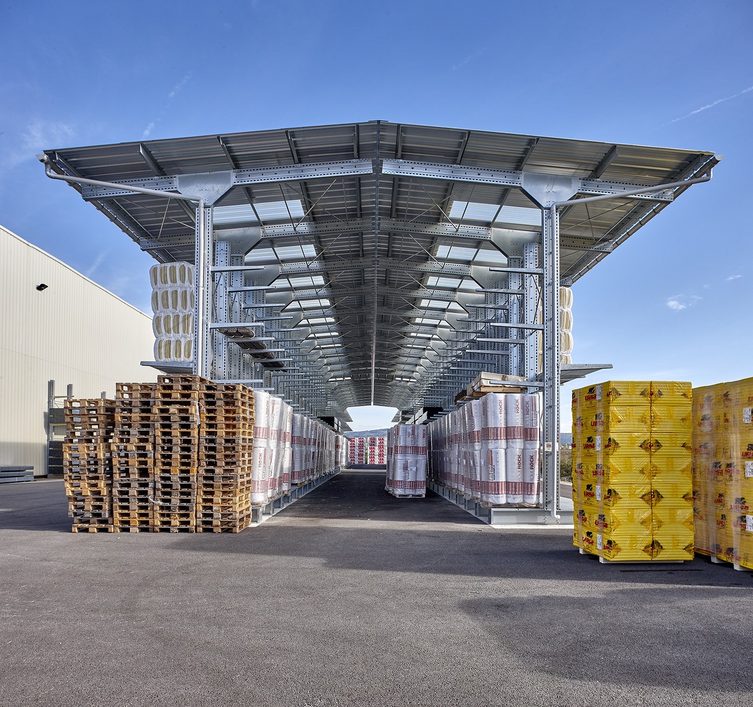 Stockage extérieur de matériaux sur 2 racks cantilever double face équipés d’auvents
			