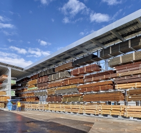 Stockage de bois en extérieur sous un rack cantilever avec auvent
			