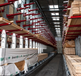 Stockage de bois sur des rayonnages cantilever au sein d’un entrepôt de stockage
			