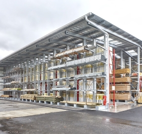 Stockage extérieur de matériaux sous des racks cantilever équipés d’auvent avec des translucides
			