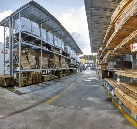 Stockage de bois et de charges palettisées sur des rayonnages en extérieur avec auvent
			