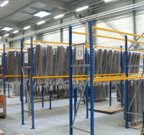 Rayonnages Prorack+ utilisés pour le stockage de vêtements au sein d’une usine textile 
			