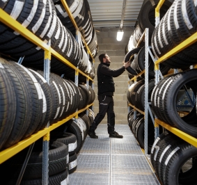 Plateforme de stockage de pneus en hauteur sur un rayonnage à 2 niveaux
			