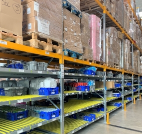 Stockage de palettes et de bacs plastiques pour le picking sur un rayonnage dynamique au sein d’un entrepôt
			