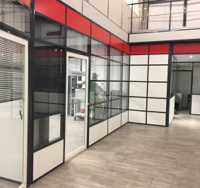 Cloisons bureaux sur 2 niveaux incorporés dans une mezzanine
			