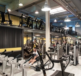 Mezzanine installée dans une salle de sport pour créer un second niveau
			