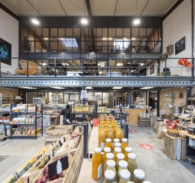 Plateforme métallique soutenant un espace de coworking dans un magasin alimentaire
			