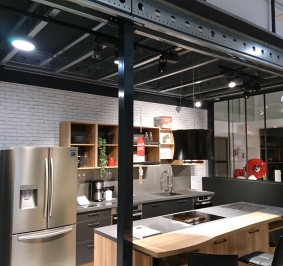 Mezzanine dans un magasin Cuisinella installé au-dessus d’une cuisine
			