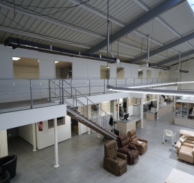 Mezzanine installée dans un magasin de matériel médical
			