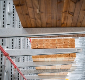 Bois stocké sur des rayonnages à bras cantilever
			