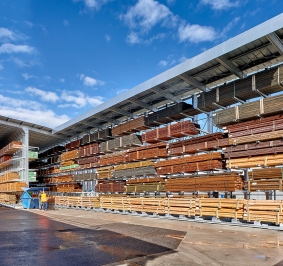 Stockage de bois en extérieur sous un rack cantilever avec auvent
			