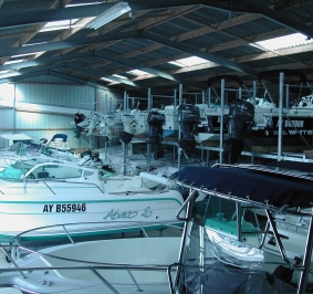 Bateaux stockés sur des racks à l’intérieur d’un entrepôt
			