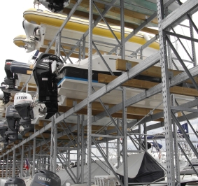 Bateaux stockés en hauteur sur un rack dans un port à sec en extérieur
			