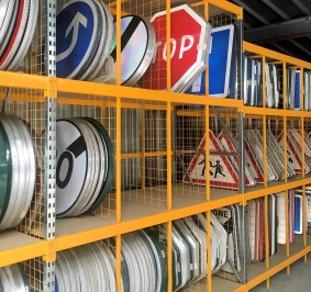 Stockage de panneaux de signalisation sur des racks industriels Prorack+
			