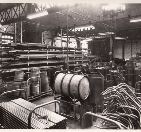 Photo en noir et blanc des ateliers Provost au début des années 1970
			