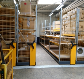 Rack mobile utilisé au sein d’une usine pour le stockage de pièces
			