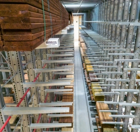 Stockage de bois en hauteur sur des bras de rayonnages cantilever adaptés aux charges lourdes
			