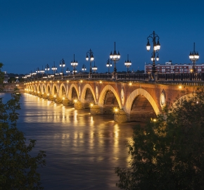 bordeaux
								                