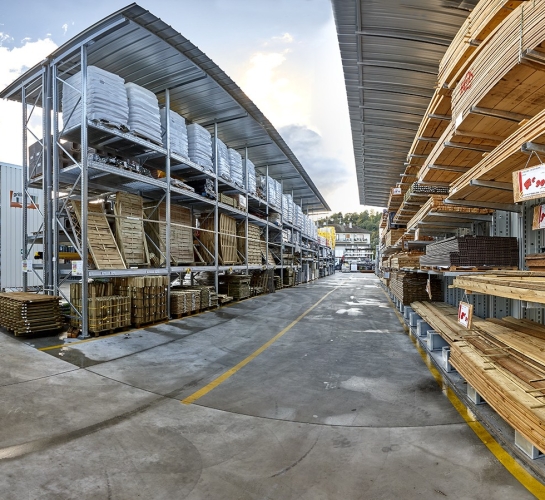 Stockage de bois et de charges palettisées sur des rayonnages en extérieur avec auvent
                