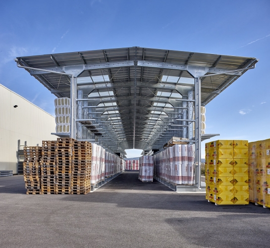 Stockage extérieur de matériaux sur 2 racks cantilever double face équipé d’auvents
                