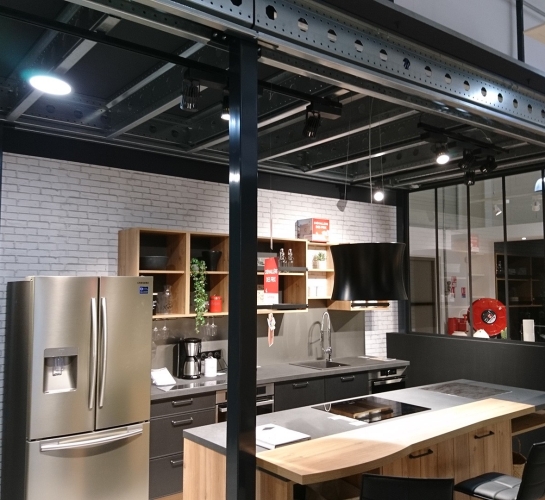 Mezzanine dans un magasin Cuisinella installé au-dessus d’une cuisine
                