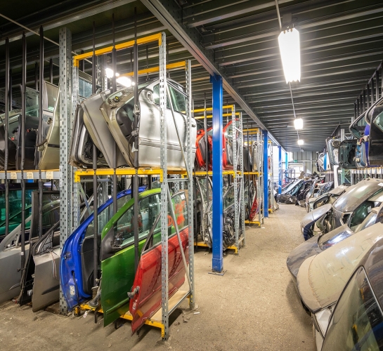 Stockage de pièces de carrosseries dans une casse automobile sur des racks de stockage industriels Prorack+ avec séparateurs
                