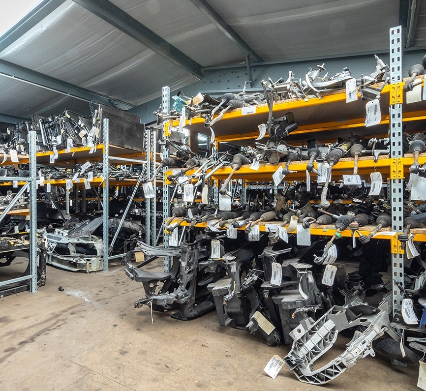 Stockage de pièces de voiture sur des racks de stockage industriels Prorack+ au sein d’une casse automobile
                