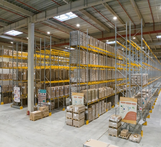 Vue large entrepôt de stockage palettes
                