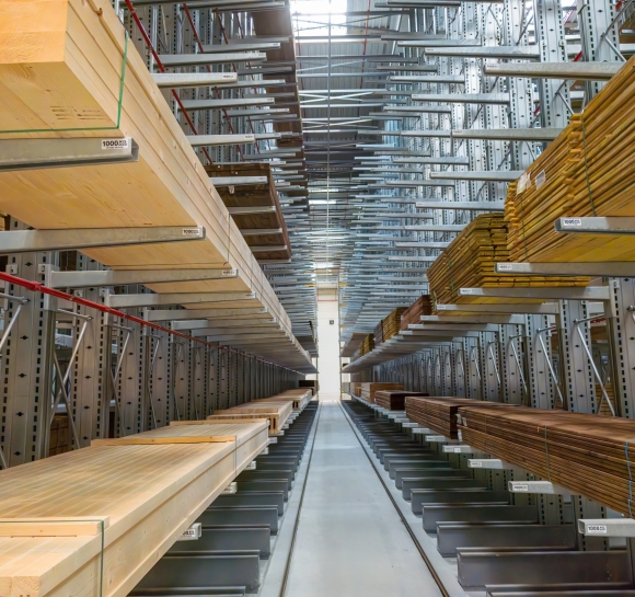 Stockage de bois dans un entrepôt sur des rayonnages Cantilever grande hauteur
													