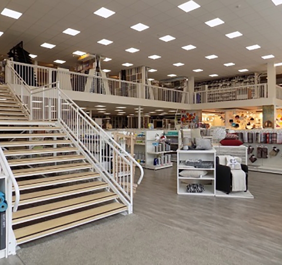 Escalier et plateforme ERP installés au sein d’un magasin
