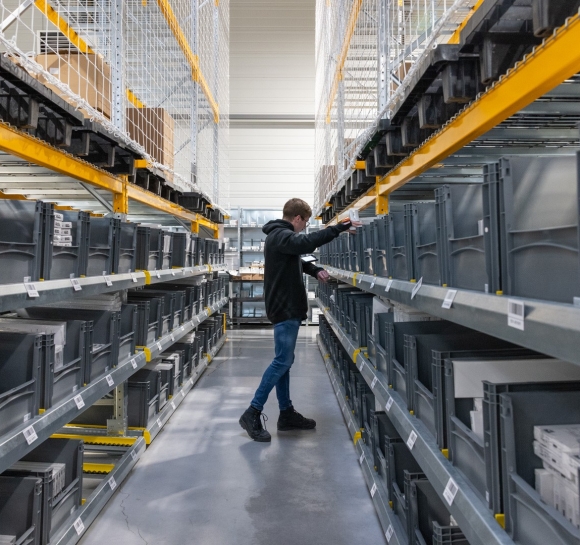 Picking de produits dans des bacs sur rayonnages dynamiques
