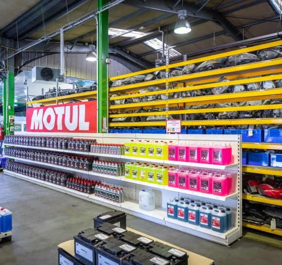 Gondoles et rayonnages de stockage installé dans l’espace de vente d’une casse automobile
							