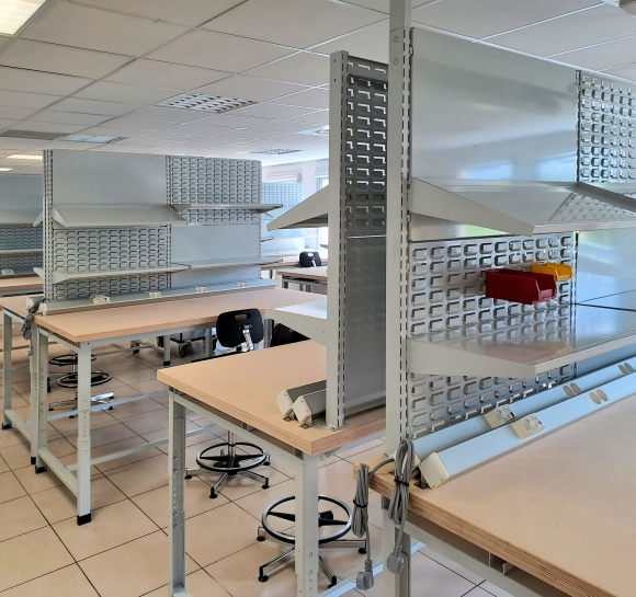 établis avec élévation et tablettes
						                    