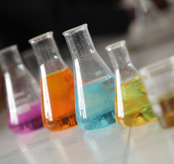 flacons de produits chimiques