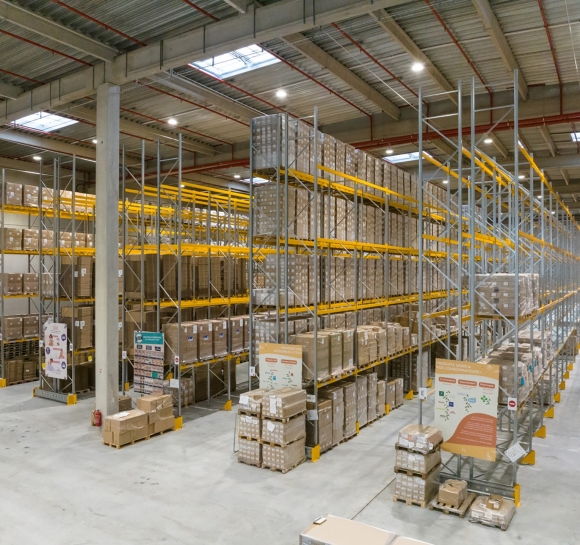 Vue large entrepôt de stockage palettes
													