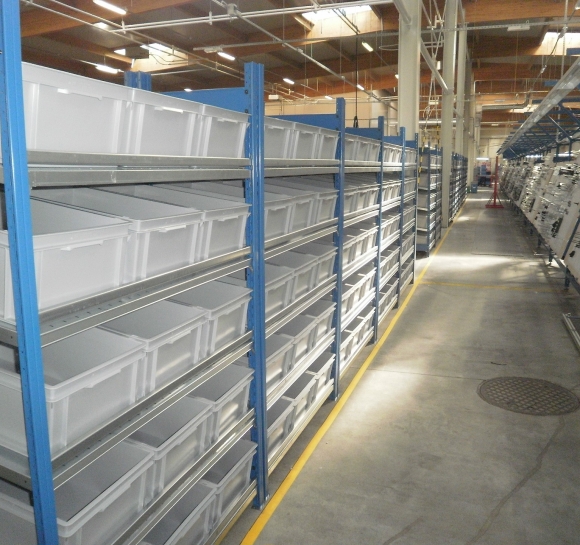 Rayonnage incliné avec bacs chez un fabricant d’électronique automobile