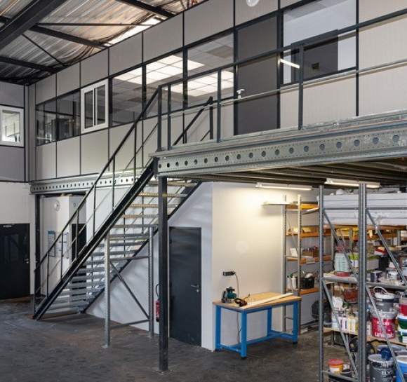 plateforme de bureau dans un atelier avec zone de stockage au sol