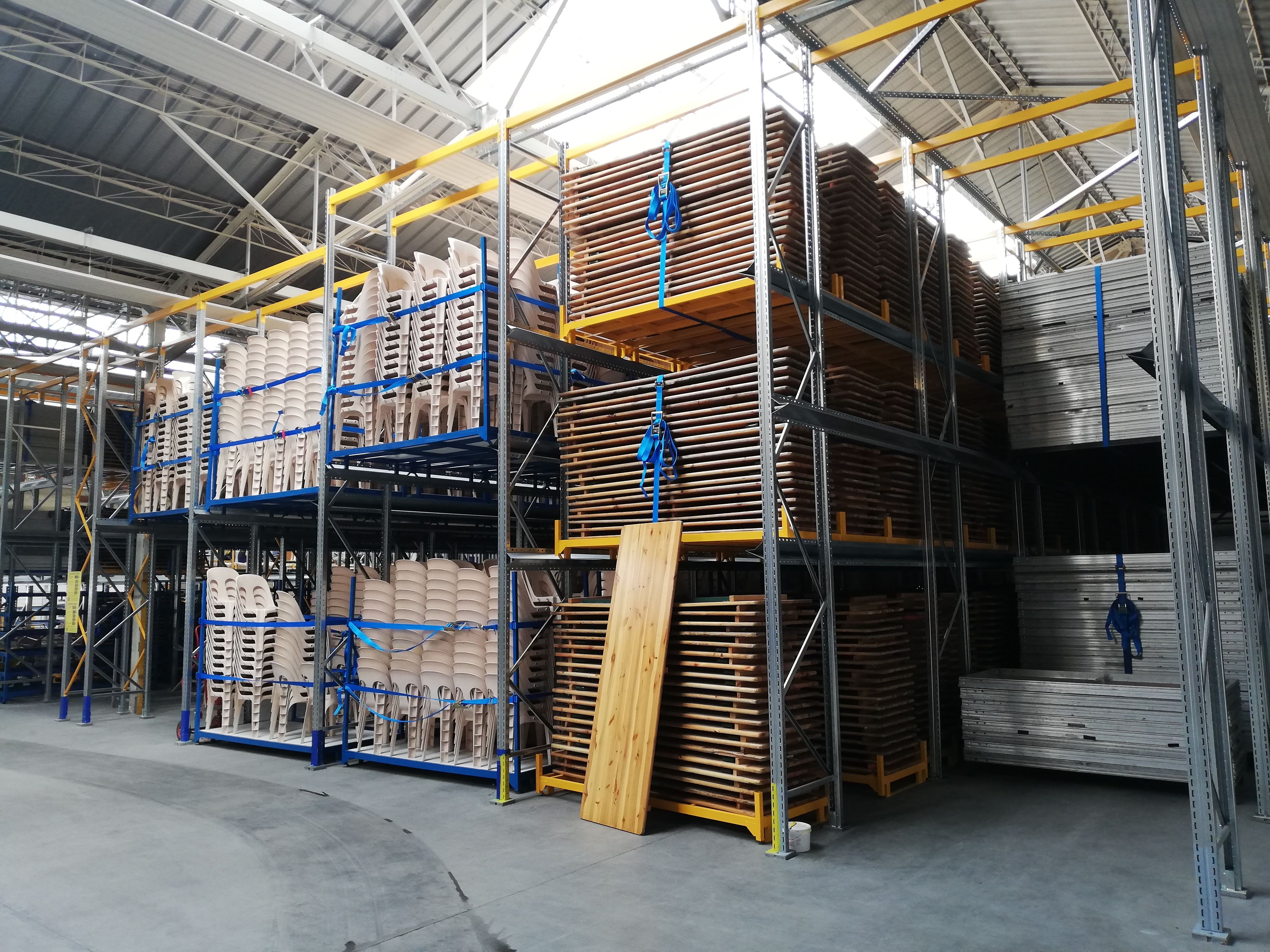 Pallet voor evenementenmeubilair in een opslagloods