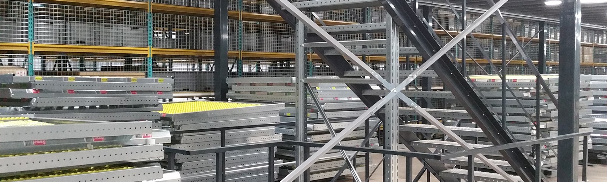 Metalen trap geïnstalleerd in een Renault technocentrum
											