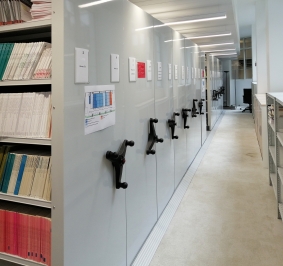 Proroll verrijdbare rekken geïnstalleerd in een bibliotheek
			