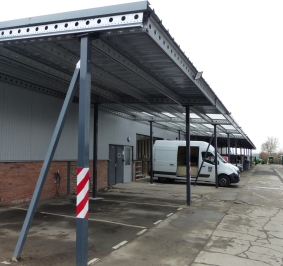 Industriële luifel voor een carport met oplaadpunten voor elektrische auto's
			