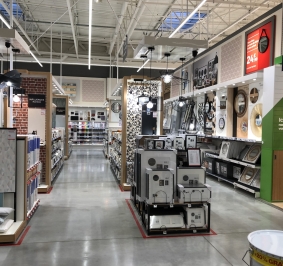 Gondels en displays voor fotolijstjes in een supermarkt
			