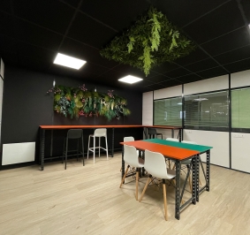 Pauzeruimte uitgerust met kantoorwanden inclusief plantenwanden en plafonds
			